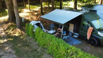 Kampeerplaats(en) - Standplaats + Auto + Electriciteit - Camping Les Roussilles 
