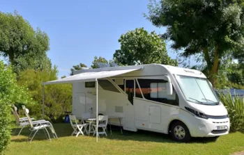 Stellplatz - Stellplatz : Auto + Zelt/Wohnwagen Oder Wohnmobil + Strom - Camping Sunêlia Les Places Dorées