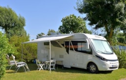 Kampeerplaats(en) - Standplaats : Auto + Tent / Caravan Of Camper + Elektriciteit - Camping Sunêlia Les Places Dorées