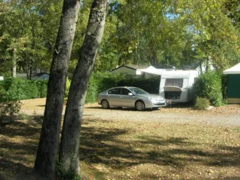 Stellplatz - Forfait Confort (1 Tente, Caravane Ou Camping-Car / 1 Voiture / Électricité 10A) - Domaine du Pont Mahé