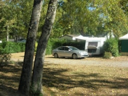 Kampeerplaats(en) - Basisprijs Comfortplaats (1 Tent, Caravan Of Camper / 1 Auto / Elektriciteit 10A) - Domaine du Pont Mahé
