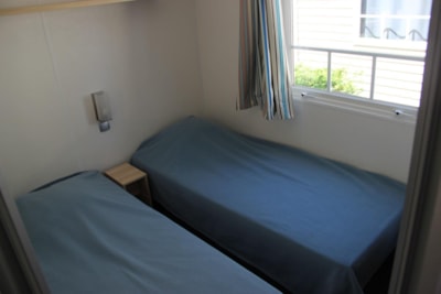 Mobile Home pêcheur Confort+ 20m² 4 pers (2 bedrooms) with covered terrace
