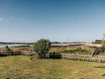 Stellplatz - Stellplatz Meerblick + 1 Fahrzeug - Campings Liberté - Landrellec