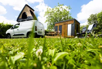Pitch - Premium Vip Site + 16 A + Private Bathroom Facilities - Castel Camping Château de Chanteloup