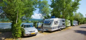 Emplacement - Emplacement nu avec électricité 10A - Camping Paradis Les Gorges du Haut Bugey