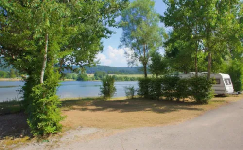 Stellplatz - Stellplatz Seeblick Ohne Strom - image n°2 - Camping Paradis Les Gorges du Haut Bugey