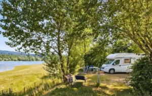 Emplacement - Lake view Pitch with electricity 10A - Camping Paradis Les Gorges du Haut Bugey