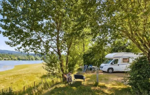 Kampeerplaats(en) - Staanplaats Met Uitzicht Op Het Meer En Elektriciteit 10A - image n°1 - Camping Paradis Les Gorges du Haut Bugey