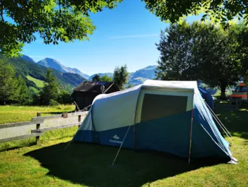 Stellplatz - Camping-Pauschale (Stellplatz, 2 Personen, 1 Fahrzeug) - Camping Onlycamp Le Crêt