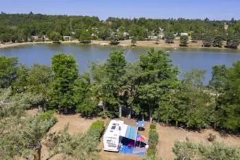 Stellplatz - Stellplatz Seeseite **** - Camping Sandaya Les Alicourts