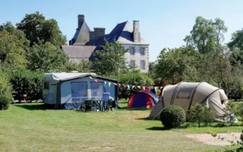 Stellplatz - Classique Stellplatz - Elektrizität : 6A. - (100M²) - Castel Camping Les Ormes, Domaine & Resort