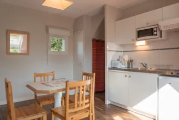 Mietunterkunft - Studio - 1 Area With 2 Single Beds With Direct Access To The Living Room - 1 Bathroom - Castel Camping Les Ormes, Domaine & Resort