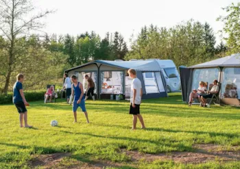 Stellplatz - Stellplatz 90M² + 1 Auto + Zelt , Wohnwagen Oder Wohnmobil +  Strom - VVF Camping Pontivy