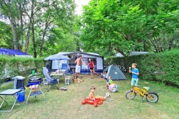 Pitch - Package Confort  Pitch (> 100 M²) 2 Persons + 1 Vehicle - Flower Camping Le Val de la Marquise