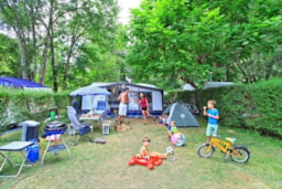 Pitch - Package Confort  Pitch (> 100 M²) 2 Persons + 1 Vehicle - Flower Camping Le Val de la Marquise