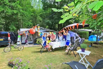 Stellplatz - Pauschale Privilège : Stellplatz + Auto + Abwasser-/Fließwasseranschluss, Strom - Flower Camping Le Val de la Marquise