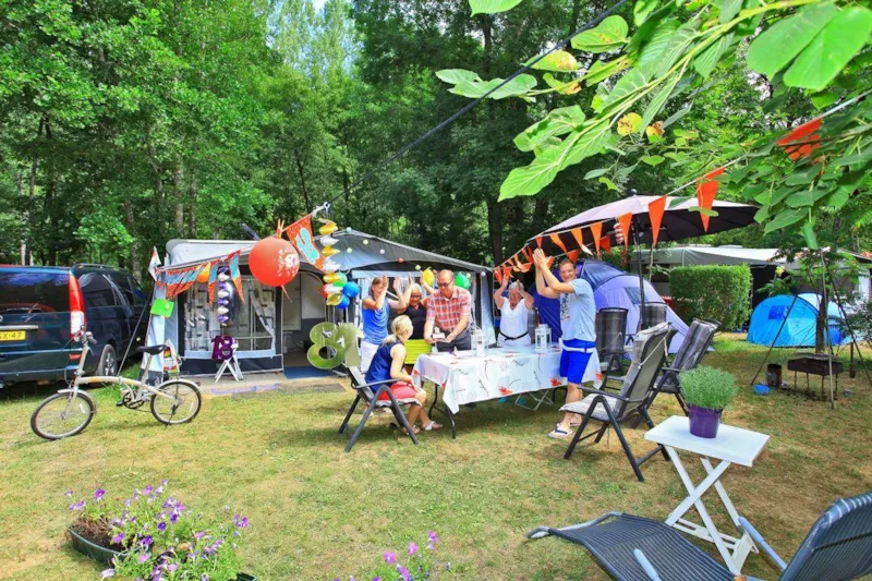 Forfait Emplacement Privilège : 2 Personnes + Eau, Électricité, Évacuation + 1 Véhicule