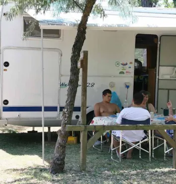 Stellplatz - Stellplatz Wohnwage + Strom 4A - Camping Reno