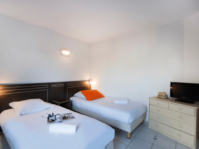 TWIN ROOM