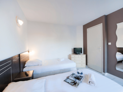 TWIN ROOM