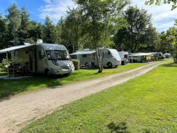 Stellplatz - Standplaats: Auto + Wohnmobil - Camping des Bains