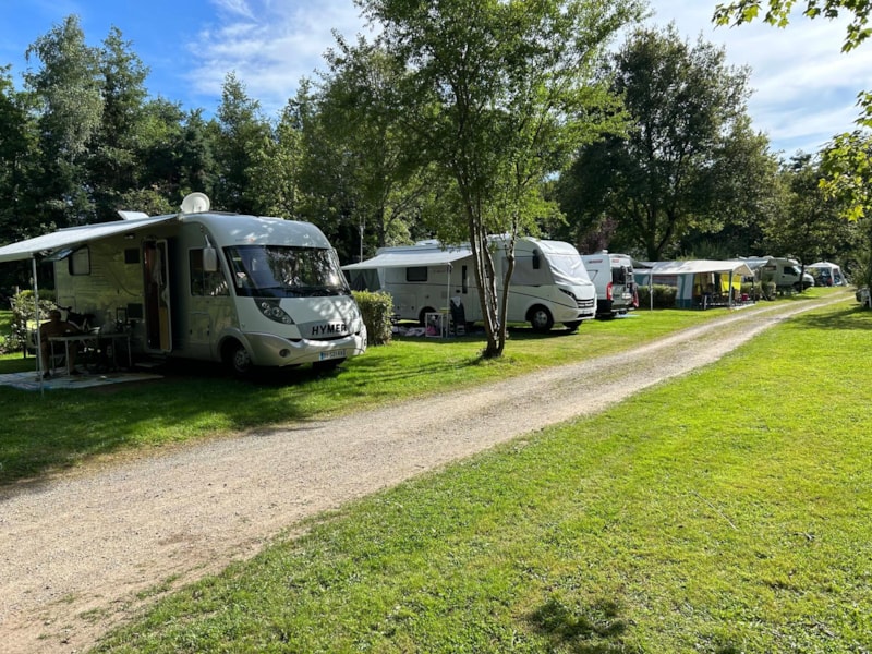 Standplaats: auto + kampeerauto