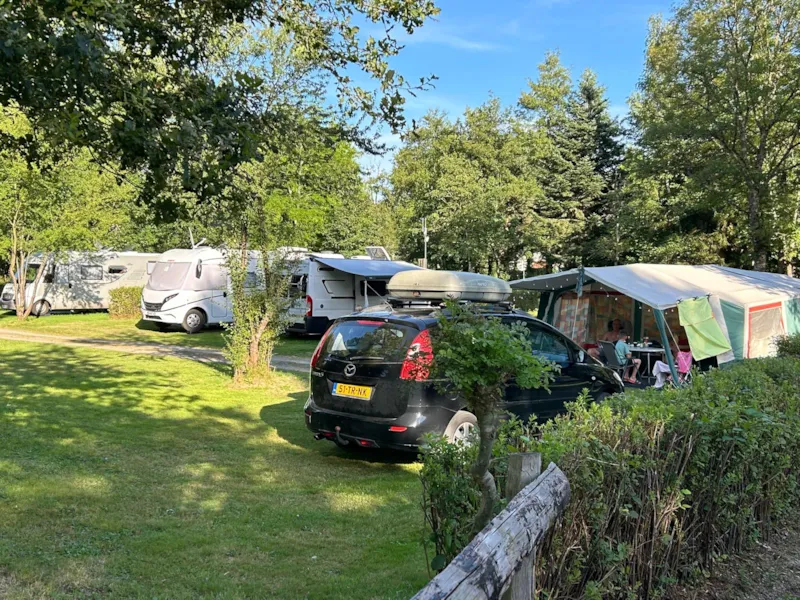 Emplacement + Voiture + Camping-Car