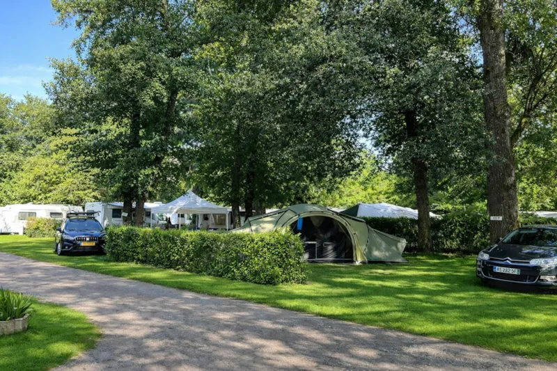 Emplacement + Voiture + Camping-Car