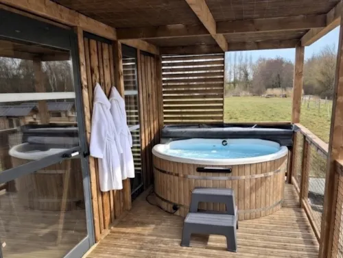 Location - Cabane Spa Animaux - image n°7 - Camping Le Domaine des Feuilles
