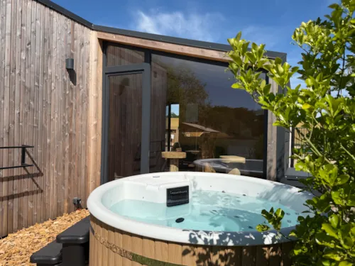 Accommodation - Càbina De Spa De Fusta A La Deriva - image n°5 - Camping Le Domaine des Feuilles