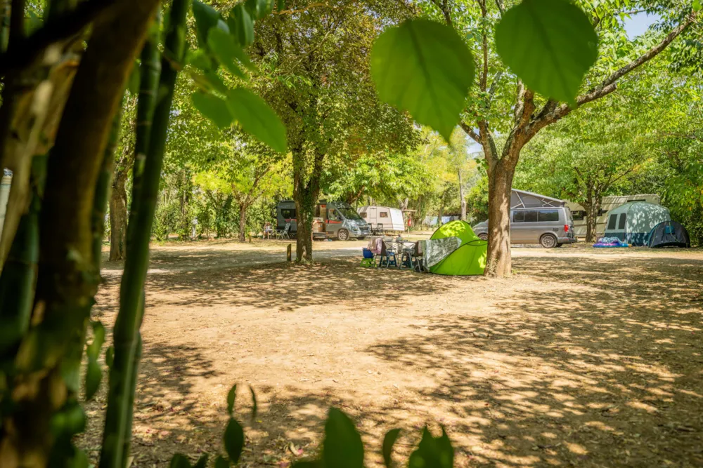 Kampeerplaats(en) - Emplacement 1 Personne Randonneur, Vélo, Moto - Camping Le Castelas