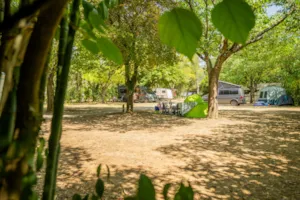 Emplacement - Emplacement 1 personne Randonneur, Vélo, Moto - Camping Le Castelas