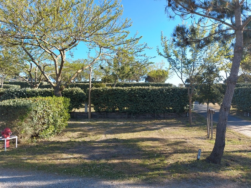 Emplacement Grand Confort (électricité (15 A) /eau/eaux usées) (120-150 m²)