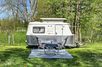 Emplacement - Emplacement Grand Confort - 1 Véhicule + Branchement Électrique 6A - Camping de la Pra