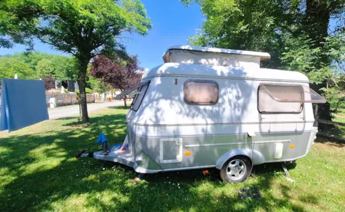 Stellplatz - Stellplatz Grand Komfort - 1  Fahrzeug + Strom 6A - image n°1 - Camping de la Pra