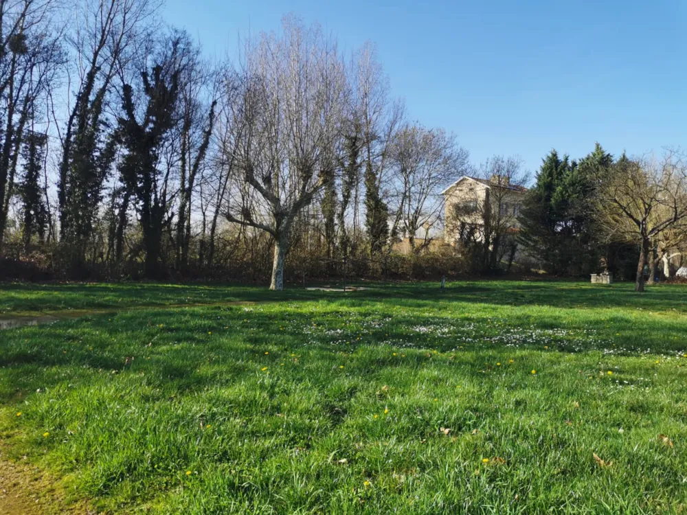 Kampeerplaats(en) - Standplaats Voor Wandelaars/Fietsers - 1 Tent, 1 Fiets - Camping Ô Fil de l'Eau 