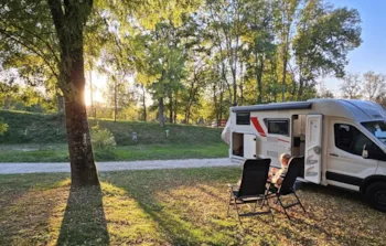 Kampeerplaats(en) - Comfort Standplaats (Met Elektriciteit - 1 Voertuig) - Camping de Bourg Charente