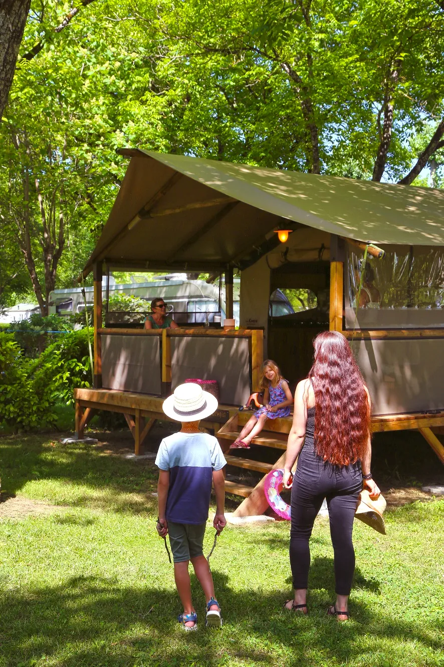Mietunterkunft - Zelt Premium 2 Zimmer Kenya 34M² - Camping MOULIN DE PAULHIAC