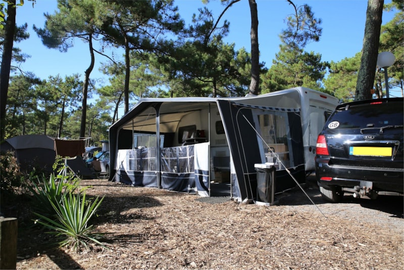 Kampeerplaats + 1 auto + tent, caravan og camper + elektriciteit