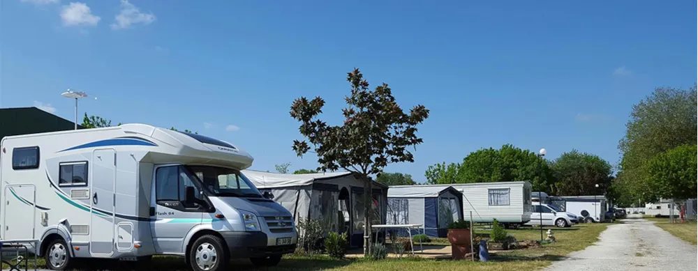 Emplacement - Forfait Nature (1 Tente, Caravane Ou Camping-Car / 1 Voiture) - Camping Le Petit Dauphin