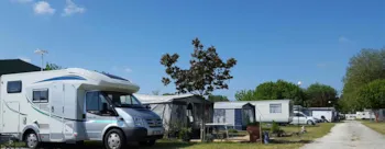 Stellplatz - Stellplatz Nature (1 Zelt, Wohnwagen, Wohnmobil / 1 Auto) - Camping Le Petit Dauphin