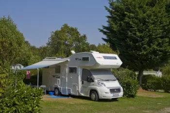 Stellplatz - Stellplatz Komfort 120/130 M² / 1 Auto / Strom 10 A - Sites et Paysages de Penboch