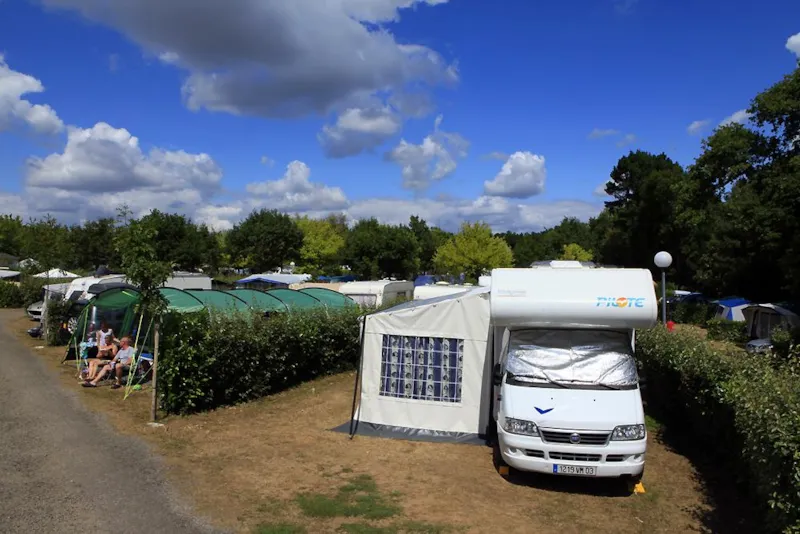 Emplacement Grand Confort 80M² Avec 1 Véhicule, Électricité 10 A Et Eau