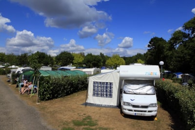 Pitch "grand confort" 80 m² (1car, tent or caravan+ 10A electricity+water)