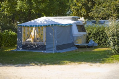 Pitch "grand confort" 80 m² (1car, tent or caravan+ 10A electricity+water)