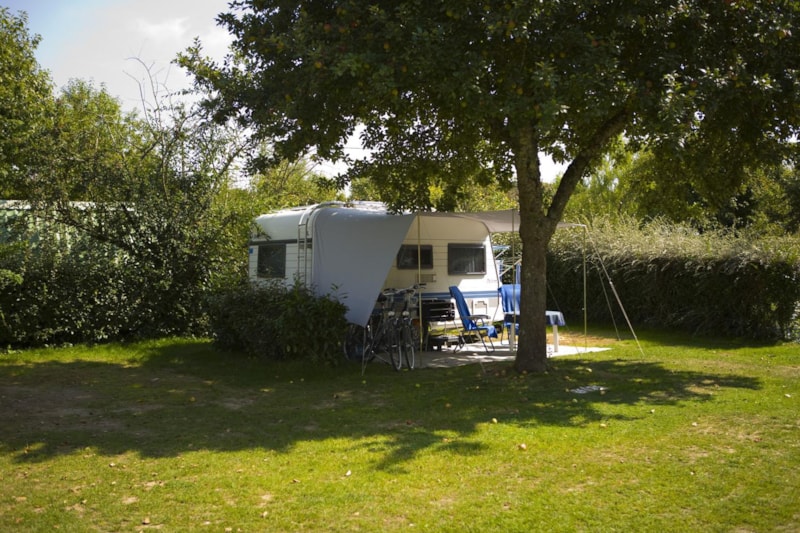 Standplaats 80 m² (1 auto, tent of caravan+ 10A elektriciteit+water)