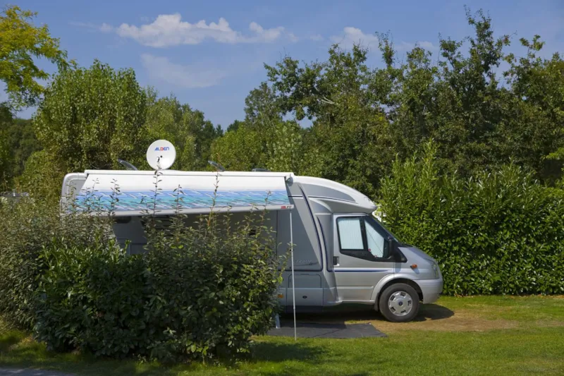 Emplacement Grand Confort 80M² Avec 1 Véhicule, Électricité 10 A Et Eau