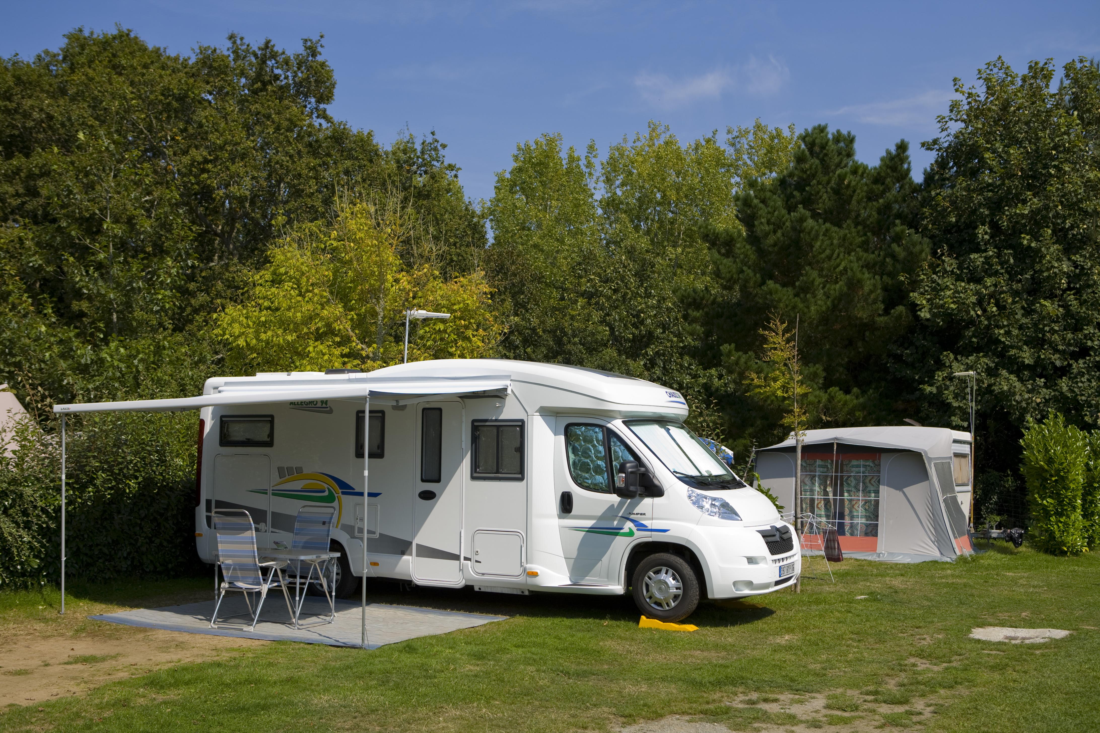 Emplacement - Emplacement Confort 80M² Avec 1 Véhicule Et Électricité 10 A - Camping Sites et Paysages De Penboch