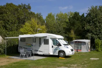 Stellplatz - Stellplatz Komfort 80 M² - 1 Fahrzeug - Strom 10 A - Sites et Paysages de Penboch