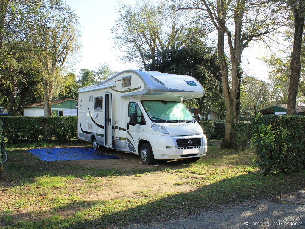 Emplacement - Emplacement + Voiture - Camping Les Gros Joncs